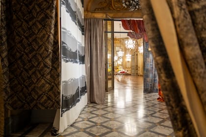 Alfombras, muebles, textiles, cristales y pinturas digitales conviven en una muestra que es, a la vez, archivo, homenaje y manifiesto del diseño entendido como una forma de pensamiento que articula técnica, forma y contexto