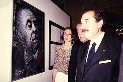 Alfonsín, Carlos Gorostiza y Teresa Anchorena recorren la muestra de Borges en Madrid, en 1985