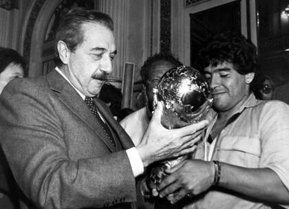 Alfonsín y Maradona con la Copa, durante los festejos en Casa Rosada en 1986