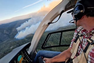 “Hay cada vez más y más grandes”, advierte un piloto de helicóptero que pelea contra el fuego
