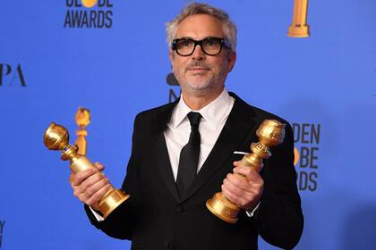 Alfonso Cuaron con sus dos premios, a la mejor película extranjera y al mejor director