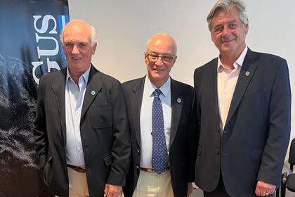 Alfonso Bustillo, Amadeo Derito, y Nicolás Pino, presidente de la Rural, que estuvo en la ceremonia