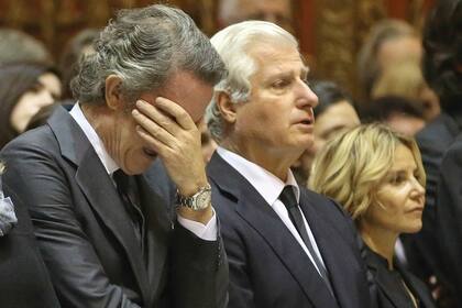 Alfonso Díez junto con dos de los seis hijos de la duquesa: Carlos Fitz-James Stuart, actual duque de Alba, y Eugenia Martinez de Irujo.