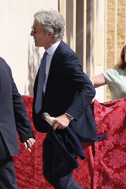 Alfonso Díez, viudo de la duquesa de Alba, llegó con un muñeco del novio que le entregó un notero de un programa de espectáculos