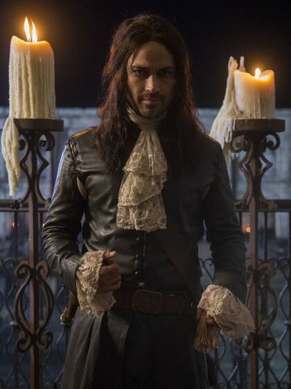 Alfonso Herrera como Lorenzo en Sitiados: México