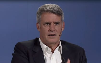 De Mendiguren comparó la salida del cepo cambiario con la gestión económica del gobierno de Mauricio Macri, particularmente del ex ministro Alfonso Prat Gay