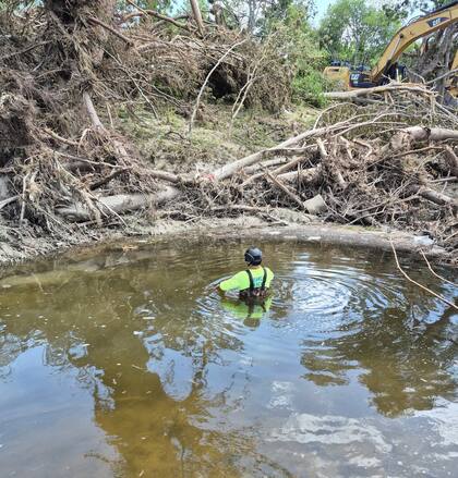 Alfonso Solis interrumpió sus vacaciones para ofrecer asistencia de rescate y rastreo en Kerrville, tras las inundaciones en Texas