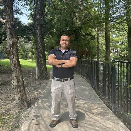 Alfonso Solis tuvo que regresar a su trabajo en una escuela, pero continúa con su asistencia a familias en redes sociales