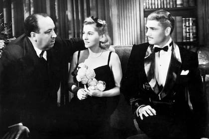 Alfred Hitchcock, Joan Fontaine y Lawrence Olivier: el célebre maestro del suspenso con las dos figuras principales de su film Rebeca, una mujer inolvidable 
