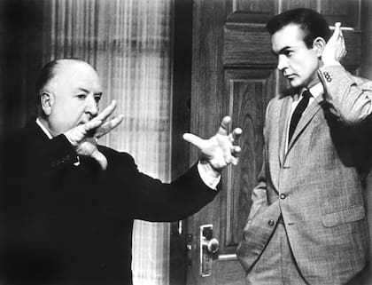 Alfred Hitchcock le da algunas indicaciones a Sean Connery en el set de Marnie, la ladrona