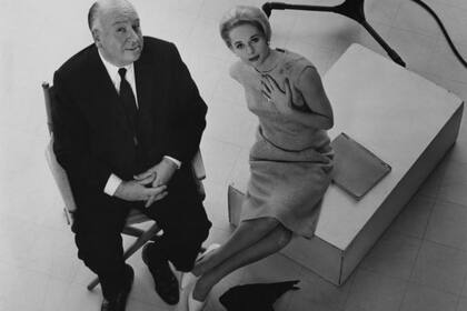 Alfred Hitchcock y Tippi Hedren promocionando Los pàjaros
