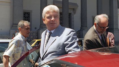 Alfredo Yabrán yéndose de Tribunales.
