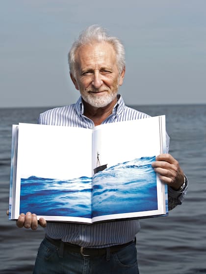 Alfredo Barragán, con su gran obra: un monumental libro de 2.5 kilos del cual editó 5000 ejemplares, y cuya tapa teplica la textura de la vela de la balsa