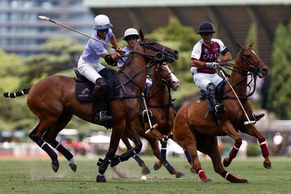 Alfredo Bigatti va a pegar un backhander; cerca, Pelón Stirling
