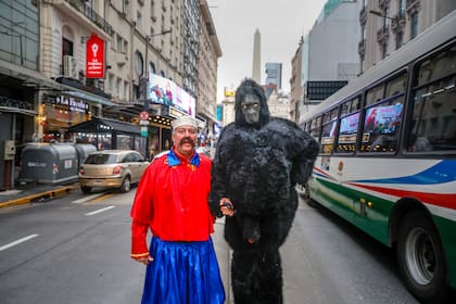 Alfredo Casero y Fabio Alberti, en personaje, ya se preparan para divertir al público: "Todo nuestro humor es fruto del amor por la gente, algo de lo que los políticos no tienen ni idea"