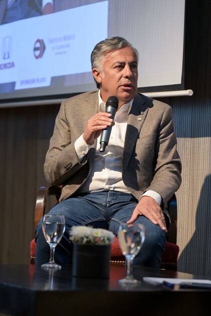 Alfredo Cornejo disertó ante empresarios en la Bolsa de Comercio de Córdoba