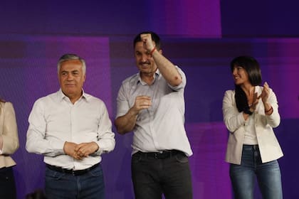Alfredo Cornejo y Luis Petri, el candidato libertario, celebran el triunfo de su alianza en las últimas elecciones