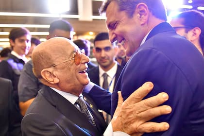 Alfredo Coto saluda al ministro Sergio Massa durante la inauguración del nuevo entro comercial en Nordelta