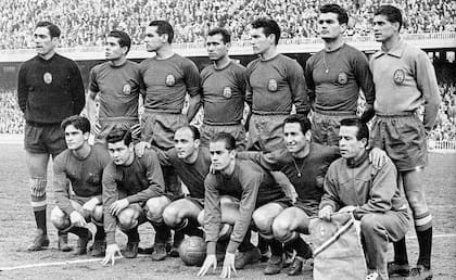 Alfredo Di Stéfano, con la pelota, en una formación de España en 1960, dos años antes del frustrado Mundial de Chile.
