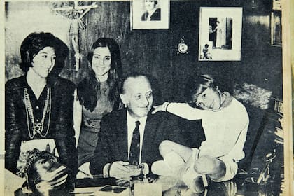 Alfredo Fernando Giesso rodeado por su familia, a finales de los 60. A la izquierda de la imagen, Ana María y Mirta Giesso. A la derecha, Mariano Rodríguez Giesso, actual presidente de la marca.