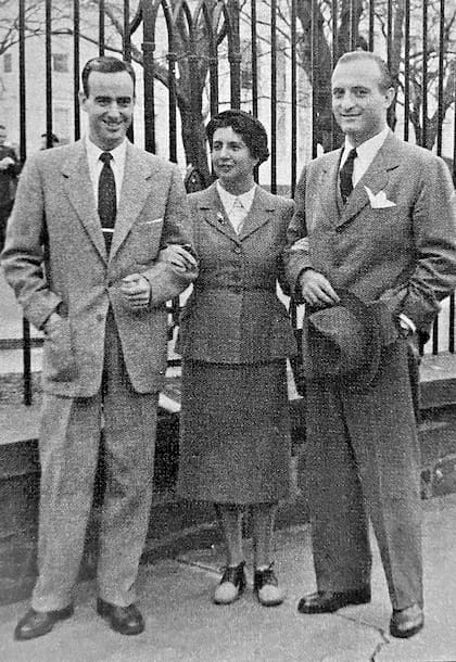 Alfredo Giesso (el rubio con el sombrero en la mano) y María Eugenia Cazenave con un amigo Juan Pérez Menéndez.