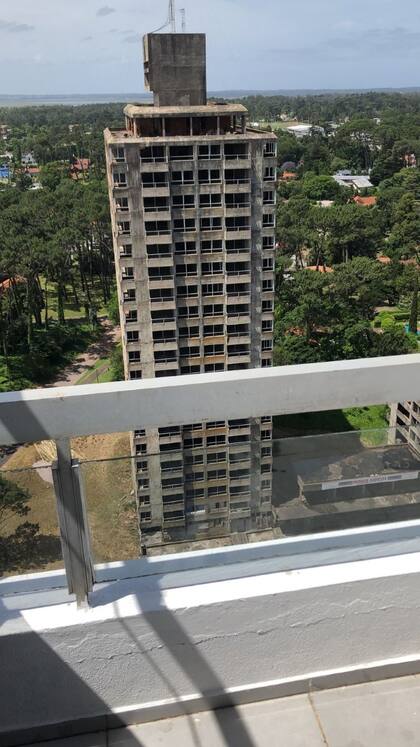 Alfredo Giripelli, un argentino que tiene un departamento en un edificio antiguo en la zona de Cantegril dice que paga de impuesto municipal lo mismo que las nuevas torres; además, desde hace 35 años tiene vista a un edificio abandonado