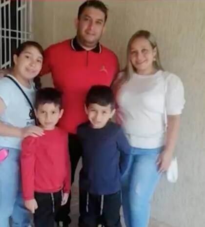 Alfredo, junto a su esposa y sus hijos
