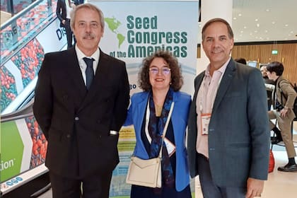 Alfredo Paseyro, Yolanda Huerta (Secretaria General de Upov) y Diego Risso (SAA)