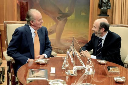 Alfredo Pérez Rubalcaba con el rey de España