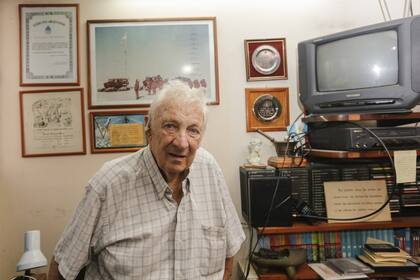 Alfredo Pérez tiene la foto histórica de la Operación 90 en el Polo Sur colgada en una pared de su hogar.
