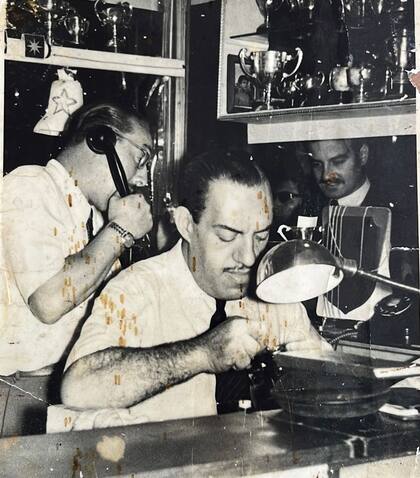 Alfredo Policella grabando en vivo en la década del 40, en el local de la galería