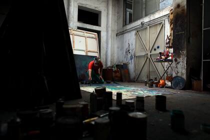 Alfredo Prior en 2020, trabajando en su taller para una nueva muestra