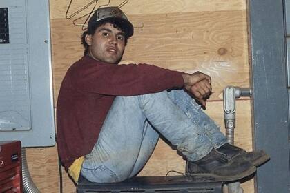 Alfredo Quiñones-Hinojosa se fue del campo a trabajar en una empresa de ferrocarril. Hacía un turno de noche y estudiaba inglés durante las mañanas