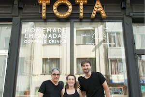 Es argentino. Empezó de nuevo a los 40 y vende 6000 empanadas por mes en Bélgica