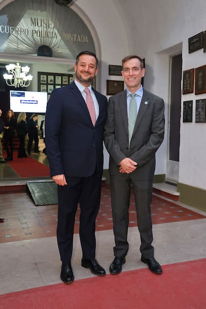 Alfredo Staudt y Federico Braun (h) , de la comisión directiva de Fundación Policía Federal Argentina
