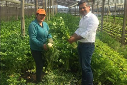 Alfredo Villalta, durante la visita a los pequeños agricultores de La Plata