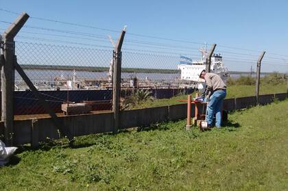 Alfrido Wagner analiza el agua subterránea de un predio fabril frente al Río Paraná