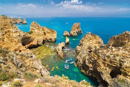 El viaje en tren más largo del mundo comienza en Lagos, una pintoresca ciudad situada en la desembocadura del río Bensafrim y junto al océano Atlántico, en la región portuguesa del Algarve