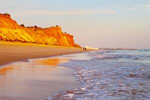 ¿Cuál es la playa de colores elegida entre las 10 mejores del mundo?