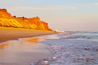¿Cuál es la playa de colores elegida entre las 10 mejores del mundo?
