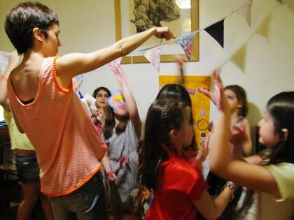 Algo que no dije arriba: los adultos tienen que coordinar el juego. ¡Animarlo!