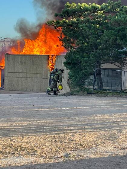 "Algo que pasa es que la gente usa las estufas para cocinar y esa grasa se pega a las paredes. La gente no las deshollina y se prende fuego por eso. Además, en José Ignacio muchos accidente comienzan por malas instalaciones eléctricas". En la foto, el bombero voluntario Martín Cuinat en acción.