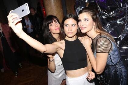 ¿Alguien dijo Selfie? Paula Kohan, Cintia Garrido y Sole Ainesa posaron para la foto en la fiesta de Art Basel y a nosotras nos copó el top halter de Cintia.