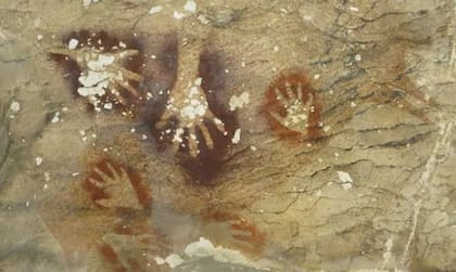Alguna vez se pensó que estas pinturas de manos en la cueva Sumpang Bita en el sur de Célebes estaban entre las más antiguas del mundo, con 39.000 años