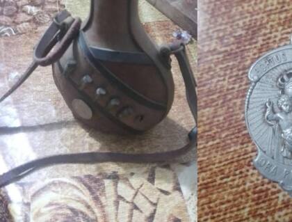 Algunas cajas pequeñas contenían ceniceros, medallas y varios accesorios muy viejos, pero en buen estado