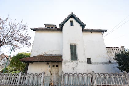 Algunas casas conservan su estructura original y hasta los pintorescos e inusuales cercos de cemento