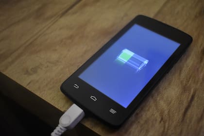 Algunas complicaciones que tienen los usuarios con sus celulares son: no prende, tiene una pantalla negra y no cargan la batería