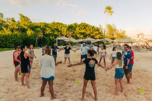 Algunas de las actividades de la compañía en la playa permitieron que gente que no había visto nunca cara a cara saltara la intermediación de la pantalla