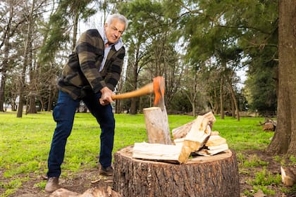 Algunas de las actividades que Ivo realiza en el campo. Entre los planes que tienen con su hermano Alejandro, es sumar el cultivo de avena.