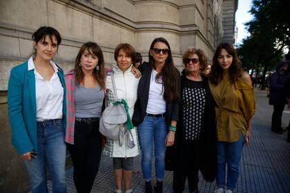 Algunas de las actrices que acompañaron a Coacci en Tribunales